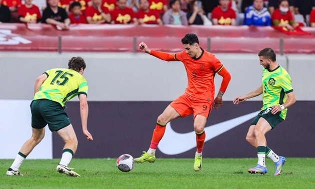 Behram Abduweli sở hữu chiều cao khủng.