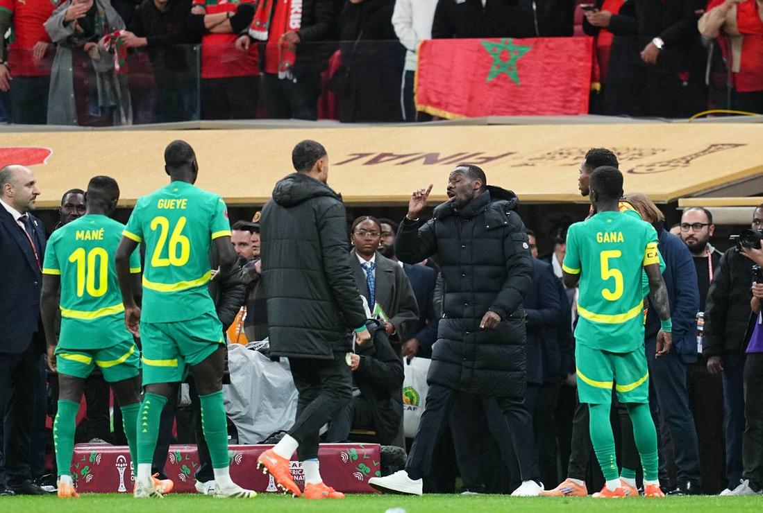 Ban huấn luyện v&agrave; c&aacute;c cầu thủ Senegal rời khỏi s&acirc;n sau quyết định thổi phạt đền của trọng t&agrave;i.