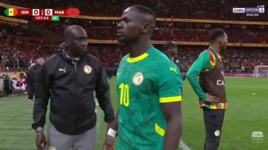 Sadio Mane cố gắng thuyết phục đồng đội quay trở lại s&acirc;n thi đấu.