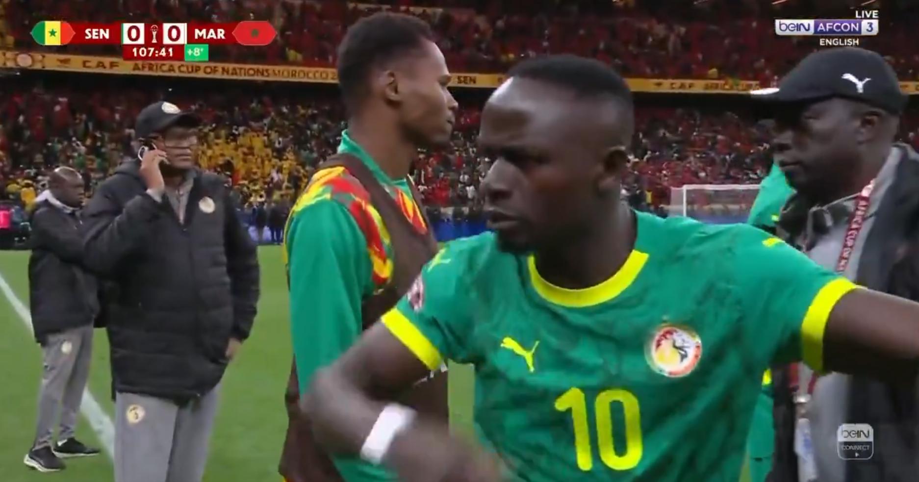 Sadio Mane k&ecirc;u gọi c&aacute;c đồng đội trở lại s&acirc;n thi đấu.