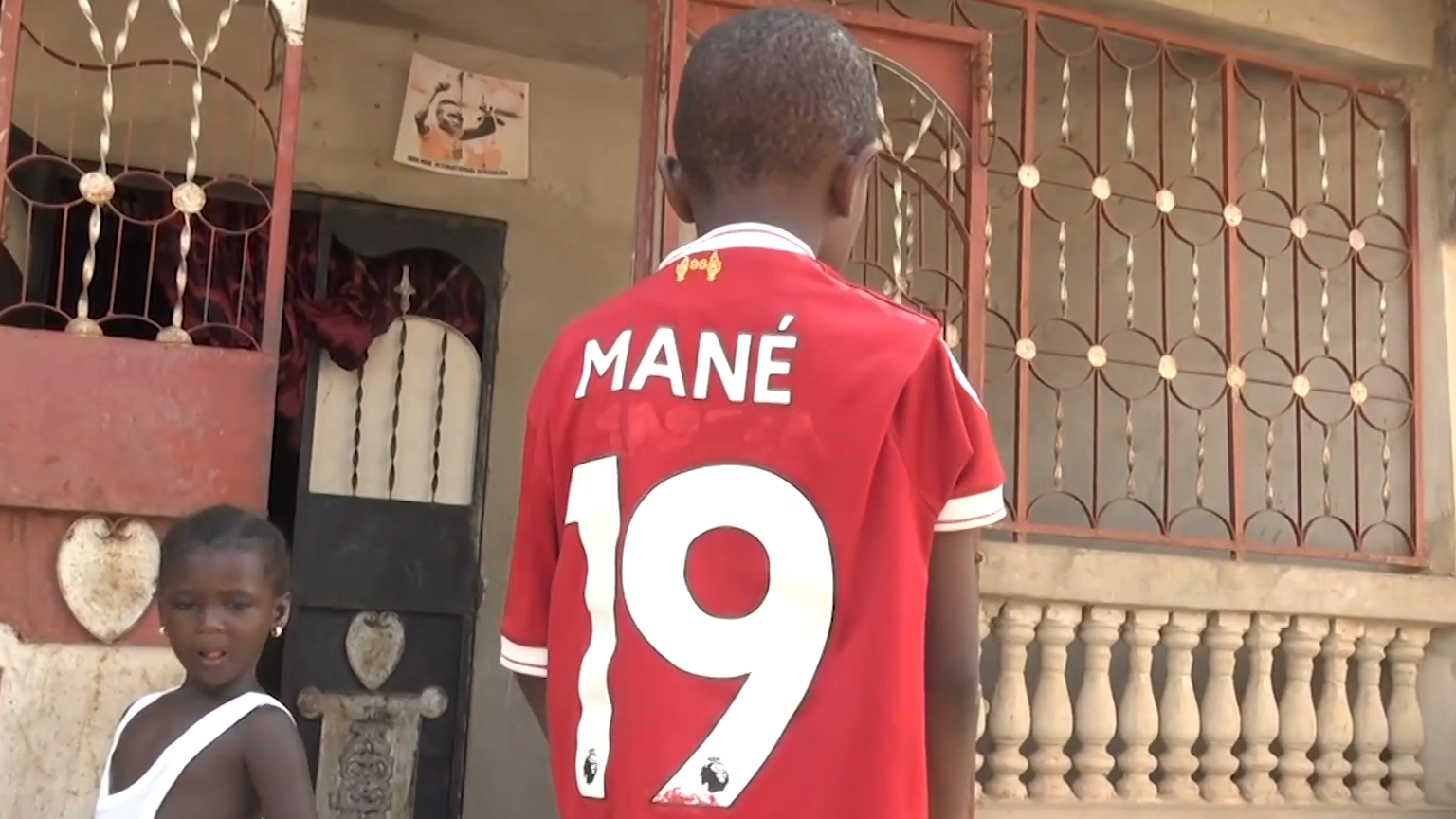 Di sản Mane nằm ngo&agrave;i s&acirc;n cỏ.