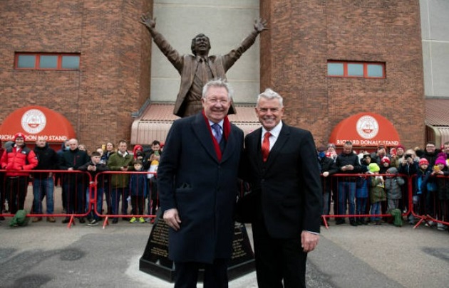 Alex Ferguson  bên cạnh bức tượng mới được dựng để vinh danh ông ở sân Pittodrie.