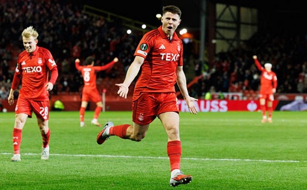 Áo sân nhà của CLB Aberdeen hiện tại.