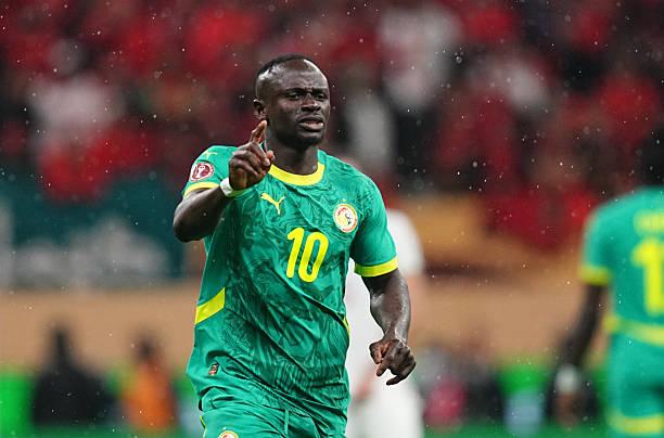 Sadio Mane k&ecirc;u gọi c&aacute;c đồng đội quay lại s&acirc;n b&oacute;ng khi trọng t&agrave;i cho tuyển Morocco hưởng quả phạt đền.