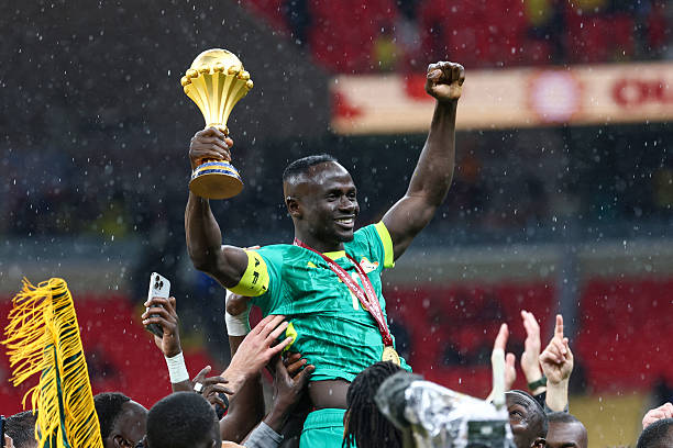 Sadio Mane n&acirc;ng cao chiếc c&uacute;p v&ocirc; địch AFCON c&ugrave;ng tuyển Senegal.
