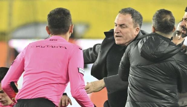 Chủ tịch CLB MKE Ankaragucu, Faruk Koca lao vào sân tấn công trọng tài Halil Umut Meler.