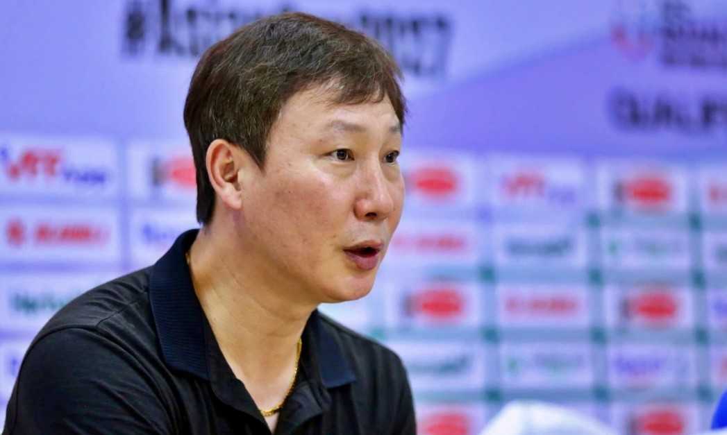 HLV Kim Sang-sik nhiều khả năng sẽ "cất" những nhân tố có khả năng gây bất ngờ như Nguyễn Đình Bắc hay Lê Văn Thuận trên băng ghế dự bị để đưa vào sân trong hiệp 2. Ảnh: VFF.