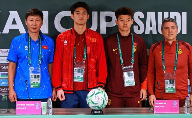 Liu Haofan tham dự họp báo trước trận.