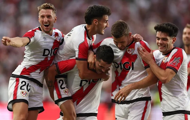 C&aacute;c cầu thủ Rayo Vallecano ăn mừng sau khi vượt qua v&ograve;ng loại UEFA Conference League.