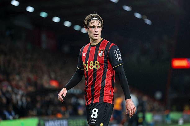 Alex Scott l&agrave; mục ti&ecirc;u chuyển nhượng tiếp theo của Manchester City.