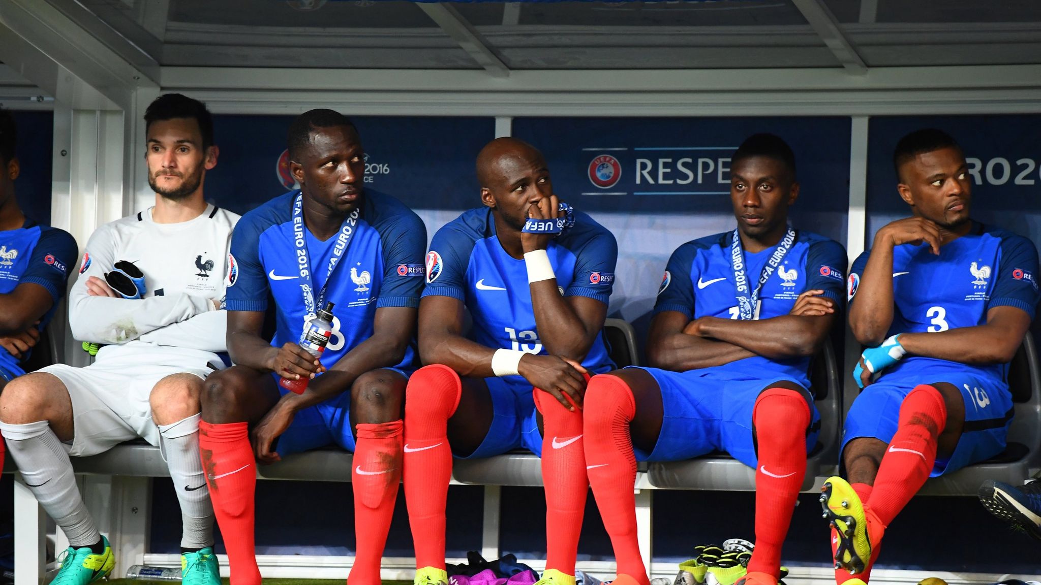 Sự lo lắng của tuyển Pháp trên băng ghế dự bị.