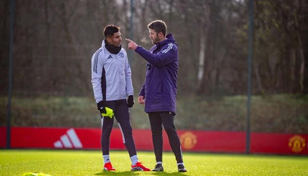 Casemiro đ&atilde; nỗ lực tối đa c&ugrave;ng triều đại của t&acirc;n HLV Michael Carrick ngay từ buổi tập đầu ti&ecirc;n.