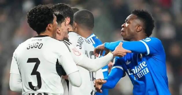 Ảnh bài viết Albacete bị điều tra vì CĐV ném vỏ chuối vào Vinicius