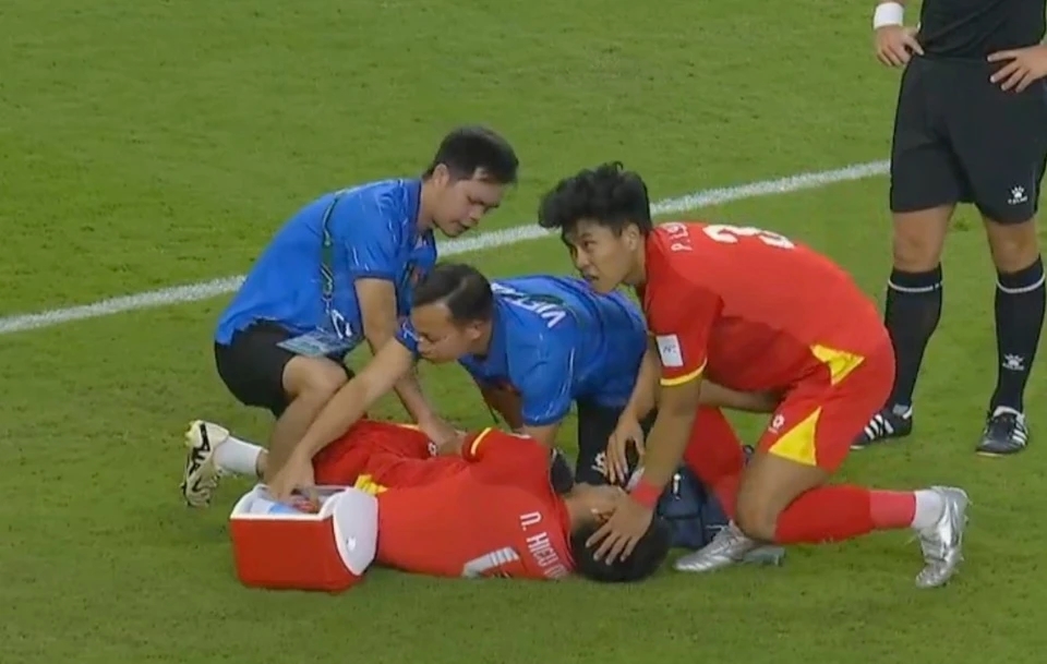 Nguyễn Hiểu Minh đau đớn nằm s&acirc;n.