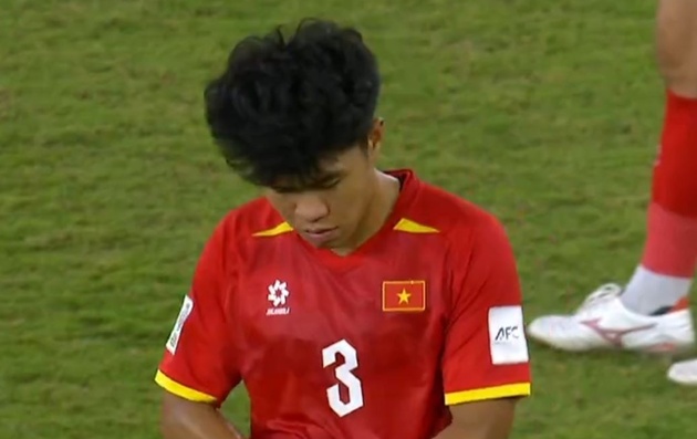 L&yacute; Đức kh&eacute;p lại ng&agrave;y thi đấu kh&ocirc;ng tốt bằng tấm thẻ đỏ