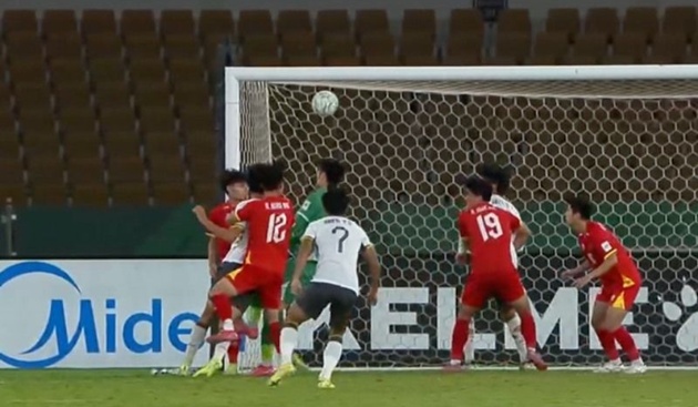 H&agrave;ng thủ &aacute;o đỏ thi đấu thiếu tập trung trong hiệp 2