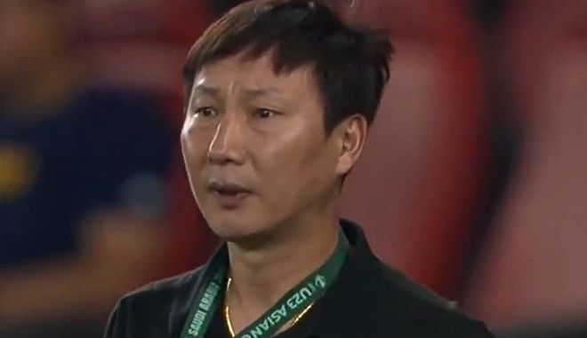  HLV Kim Sang-sik sẽ phải gặp H&agrave;n Quốc ở trận tranh hạng ba.