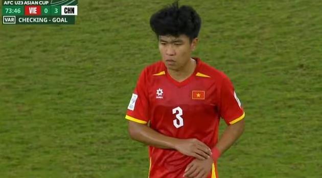 L&yacute; Đức xin lỗi với tấm thẻ đỏ phải nhận.