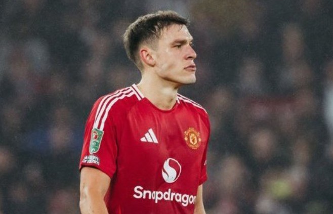 Manuel Ugarte lọt tầm ngắm Ajax.