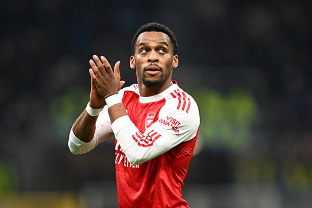 Jurrien Timber &ndash; 7.2 C&uacute; s&uacute;t hụt của anh v&ocirc; t&igrave;nh trở th&agrave;nh đường kiến tạo ho&agrave;n hảo cho b&agrave;n mở tỷ số của Jesus. Tuy nhi&ecirc;n, Timber kh&ocirc;ng c&oacute; phong độ ph&ograve;ng ngự tốt nhất khi để thua tới 6 trong 7 pha tranh chấp tay đ&ocirc;i v&agrave; tỏ ra kh&aacute; mệt mỏi. Anh được thay ra sau hơn một giờ thi đấu.