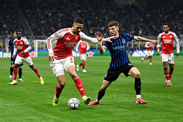 William Saliba &ndash; 7.0 Vẫn đẳng cấp như thường lệ. Saliba c&oacute; đủ sức mạnh thể chất để đối đầu với Thuram v&agrave; lu&acirc;n chuyển b&oacute;ng l&ecirc;n tuyến tr&ecirc;n rất mượt m&agrave;. Trong bối cảnh h&agrave;ng thủ gặp nhiều chấn thương, anh buộc phải c&agrave;y ải trọn vẹn 90 ph&uacute;t.