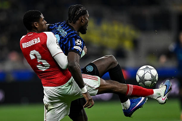 Cristhian Mosquera &ndash; 6.8 C&oacute; m&agrave;n tr&igrave;nh diễn tương đối ổn trong lần đầu ti&ecirc;n ra s&acirc;n sau hơn 6 tuần, gi&uacute;p Gabriel được nghỉ ngơi. Anh c&oacute; hai pha cản ph&aacute; quan trọng đầu trận để từ chối Thuram v&agrave; khả năng ra quyết định kh&aacute; ấn tượng, d&ugrave; điểm số thống k&ecirc; kh&ocirc;ng qu&aacute; cao.