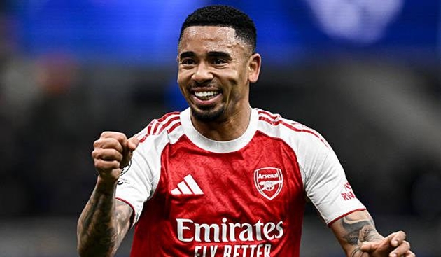 Gabriel Jesus &ndash; 8.6 (Cầu thủ xuất sắc nhất trận) Một lời khẳng định đanh th&eacute;p. Hai pha dứt điểm sắc b&eacute;n khi c&oacute; mặt đ&uacute;ng l&uacute;c, đ&uacute;ng chỗ v&agrave; li&ecirc;n kết lối chơi rất tốt với c&aacute;c đồng đội trong suốt trận đấu. Anh tạo ra một cơ hội lớn cho Saka v&agrave; thực sự l&agrave; mối đe dọa thường trực cho h&agrave;ng thủ đối phương.