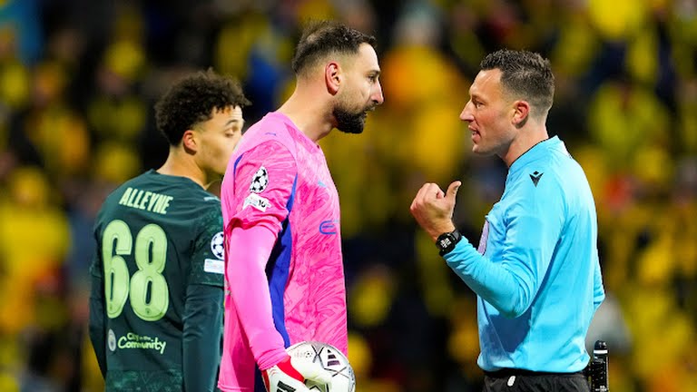 Donnarumma bị cuốn vào cả những tin đồn chuyển nhượng.