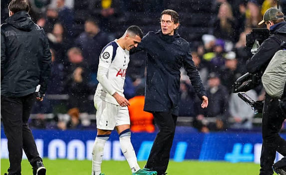 Frank c&ugrave;ng c&aacute;c học tr&ograve; gi&agrave;nh chiến thắng thuyết phục trước Dortmund.