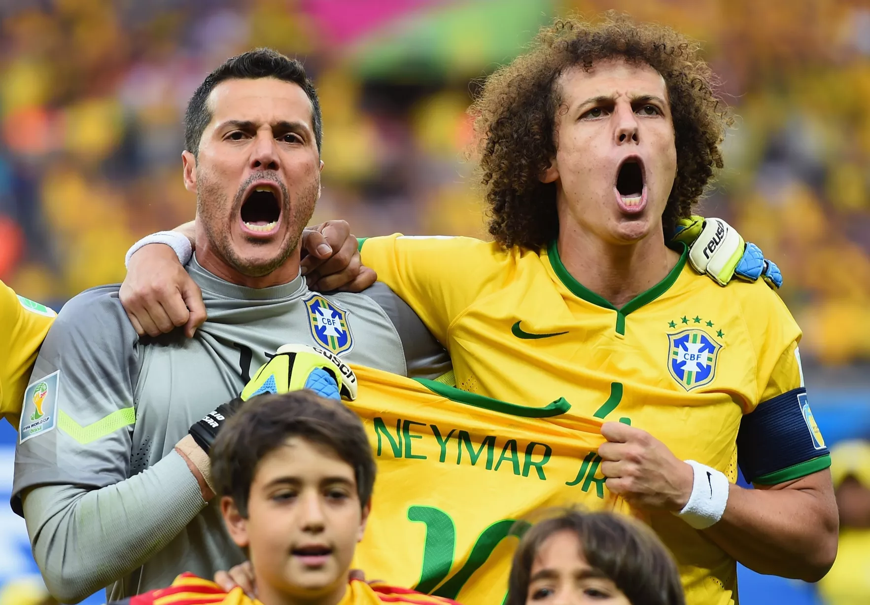 David Luiz, Julio Cesar giơ cao &aacute;o Neymar.