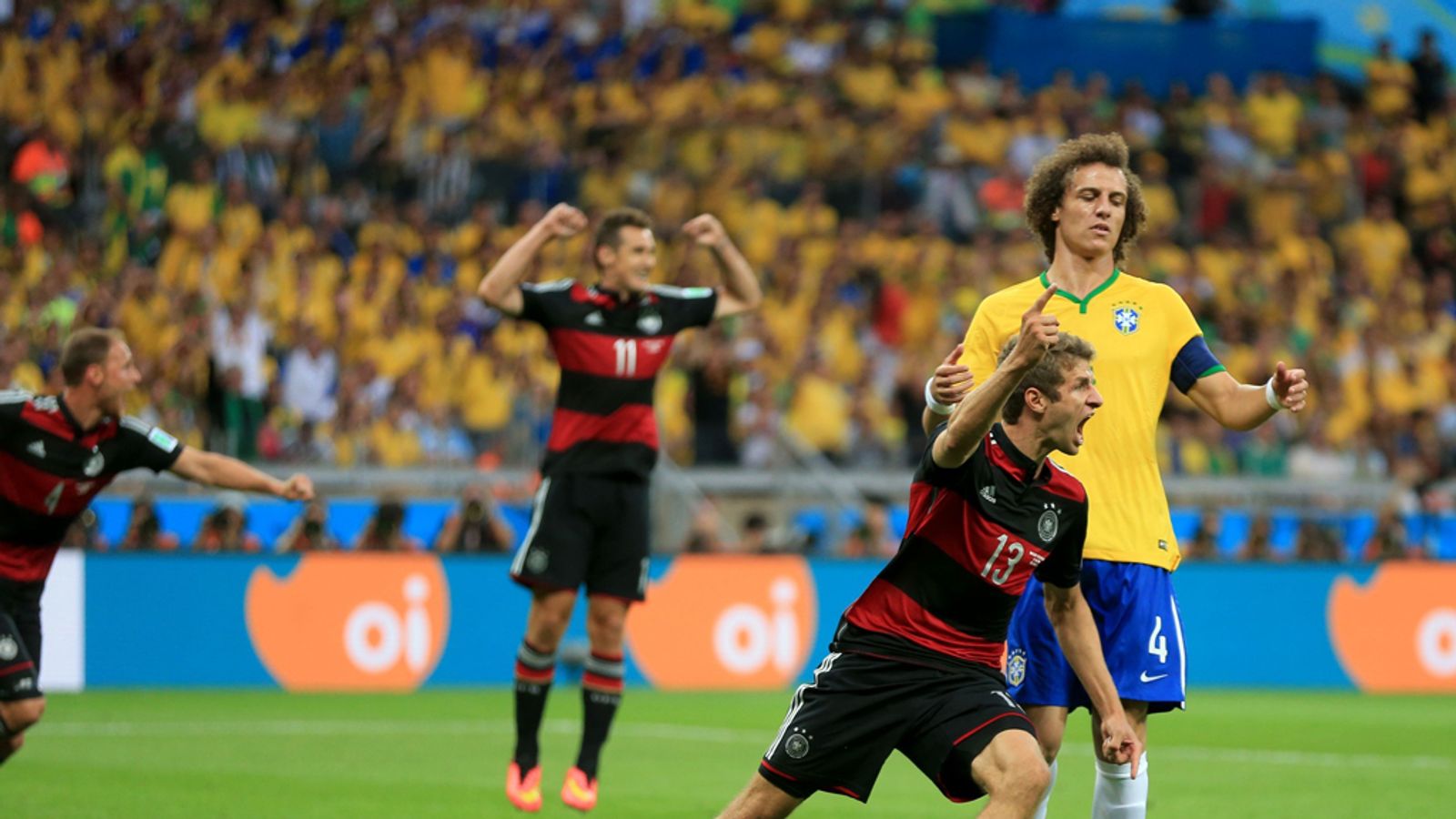 Thomas Muller mở m&agrave;n cơn &aacute;c mộng Mineirao.