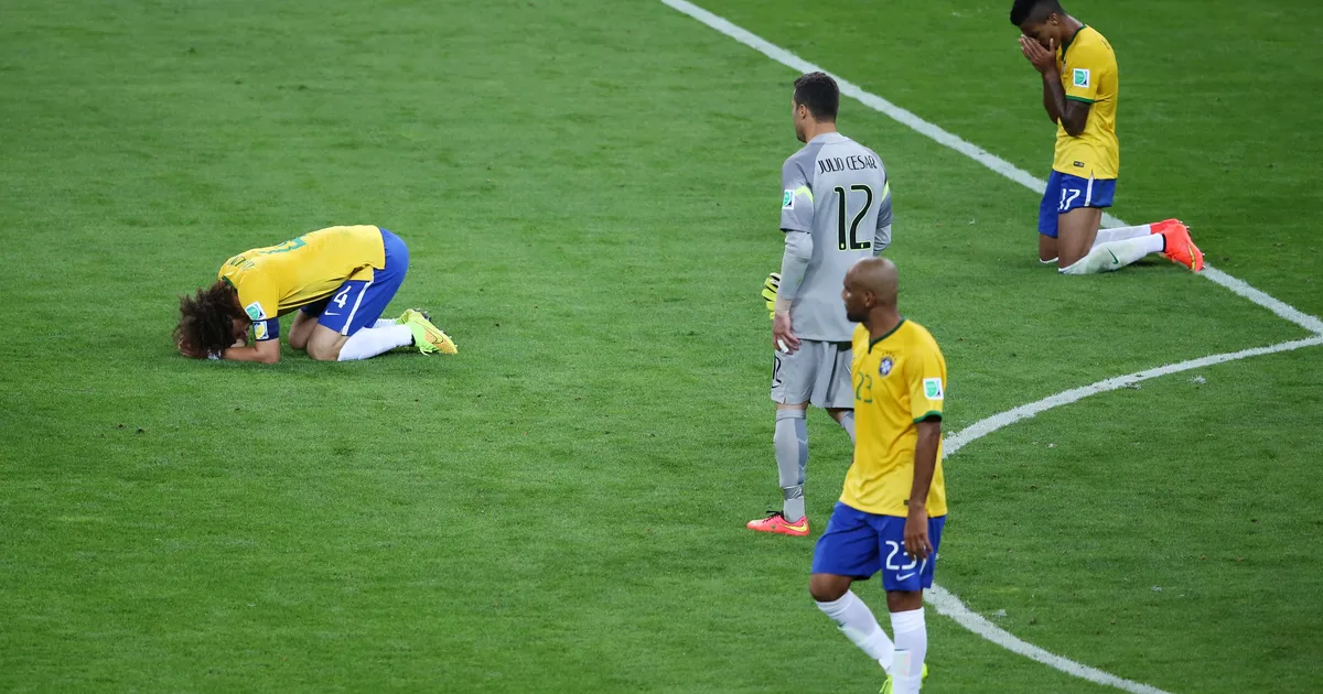 David Luiz quỳ gục giữa th&aacute;nh địa sụp đổ.