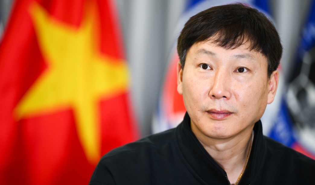 HLV Kim v&agrave; c&aacute;c học tr&ograve; tạm qu&ecirc;n nỗi buồn thất bại để hướng đến trận tranh hạng 3.