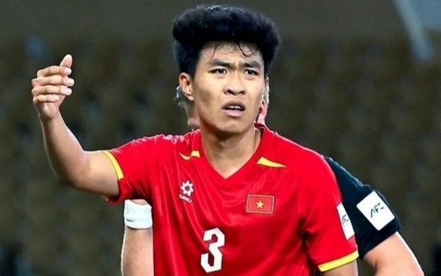 Lý Đức bị truất quyền thi đấu trong trận gặp U23 Trung Quốc.