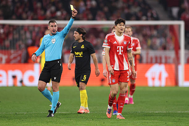 Việc Kim Min-jae bị truất quyền thi đấu khiến Bayern Munich gặp kh&oacute; trong khoảng 30 ph&uacute;t cuối trận.