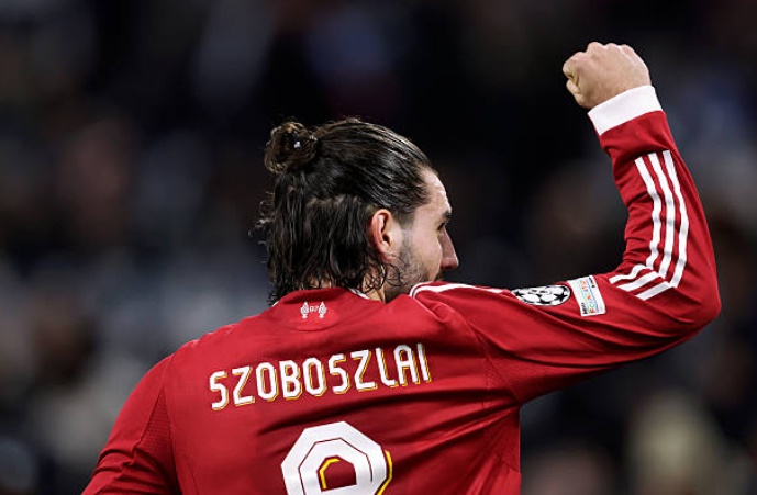 Szoboszlai c&oacute; c&uacute; s&uacute;t phạt đầy tinh qu&aacute;i.