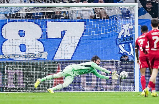 Alisson Becker (8.0 điểm): Một trận đấu xuất sắc của người g&aacute;c đền Brazil. Anh duy tr&igrave; sự tập trung cao độ ngay từ đầu trận để h&oacute;a giải c&aacute;c t&igrave;nh huống băng cắt của Gouiri v&agrave; Greenwood. Đặc biệt, pha cứu thua kh&ocirc;ng tưởng trước c&uacute; dứt điểm của Aubameyang ở cuối trận đ&atilde; gi&uacute;p Liverpool bảo to&agrave;n m&agrave;nh lưới, khẳng định đẳng cấp của một thủ m&ocirc;n h&agrave;ng đầu thế giới.