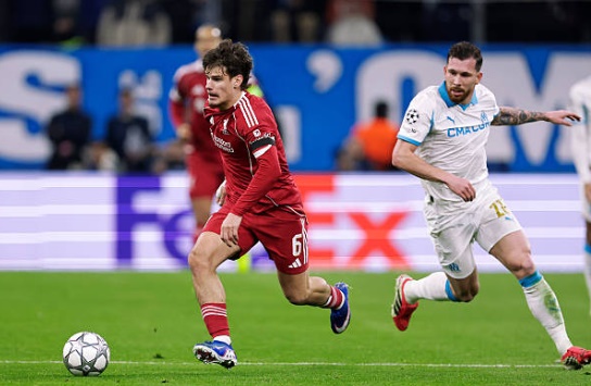 Milos Kerkez (8.0 điểm): Hậu vệ trẻ n&agrave;y đang dần chứng minh v&igrave; sao Liverpool quyết t&acirc;m đưa anh về từ Bournemouth. Kerkez thi đấu với cường độ cực cao, kh&ocirc;ng chỉ chắc chắn trong ph&ograve;ng ngự m&agrave; c&ograve;n l&agrave; một 