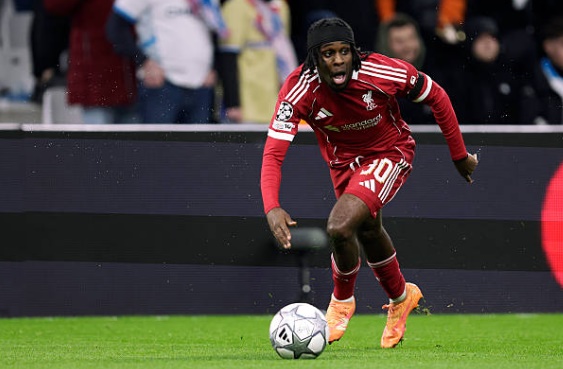 Jeremie Frimpong (7.4 điểm): D&ugrave; vị tr&iacute; hậu vệ phải vẫn c&ograve;n g&acirc;y tranh c&atilde;i về mặt chuy&ecirc;n m&ocirc;n, nhưng tốc độ x&eacute; gi&oacute; của Frimpong l&agrave; thứ vũ kh&iacute; kh&ocirc;ng thể phủ nhận. Ch&iacute;nh nỗ lực đột ph&aacute; v&agrave; quả tạt kh&oacute; chịu của anh đ&atilde; trực tiếp khiến thủ m&ocirc;n đối phương l&uacute;ng t&uacute;ng phản lưới nh&agrave;, nh&acirc;n đ&ocirc;i c&aacute;ch biệt cho đội kh&aacute;ch.