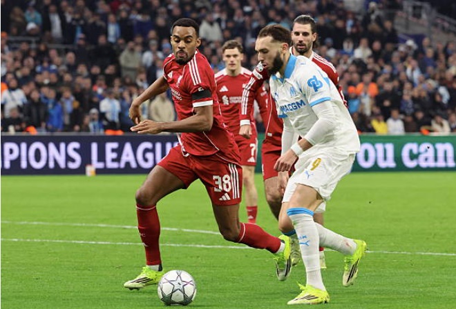 Ryan Gravenberch (7.8 điểm): Một &ocirc;ng chủ thực thụ ở khu trung tuyến. Gravenberch điều tiết nhịp độ trận đấu tuyệt vời v&agrave; c&oacute; nhiều t&igrave;nh huống thu hồi b&oacute;ng quan trọng. Điểm nhấn lớn nhất l&agrave; pha bứt tốc mạnh mẽ v&agrave;o v&ograve;ng cấm đối phương trước khi kiến tạo dọn cỗ để Gakpo ghi b&agrave;n ấn định tỷ số.