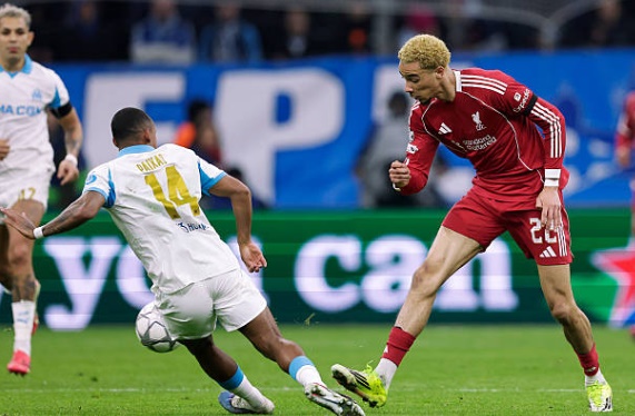 Hugo Ekitike (7.2 điểm): Một ng&agrave;y thi đấu đầy nỗ lực của ch&acirc;n s&uacute;t trẻ người Ph&aacute;p. Anh l&agrave;m rất tốt vai tr&ograve; l&agrave;m tường v&agrave; thu h&uacute;t hậu vệ đối phương. D&ugrave; bị VAR khước từ một b&agrave;n thắng do lỗi việt vị mong manh, Ekitike vẫn chứng minh m&igrave;nh l&agrave; phương &aacute;n tấn c&ocirc;ng v&ocirc; c&ugrave;ng tiềm năng dưới thời Arne Slot.