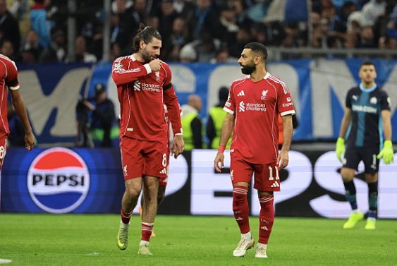 Mohamed Salah (6.9 điểm): Tr&aacute;i với sự kỳ vọng, Salah đ&atilde; c&oacute; một m&agrave;n t&aacute;i xuất kh&aacute; mờ nhạt. Ng&ocirc;i sao người Ai Cập tỏ ra thiếu cảm gi&aacute;c b&oacute;ng v&agrave; bỏ lỡ một cơ hội mười mươi ở những ph&uacute;t cuối. C&oacute; lẽ anh vẫn cần th&ecirc;m thời gian để lấy lại nhịp độ thi đấu tốt nhất sau qu&atilde;ng nghỉ d&agrave;i.