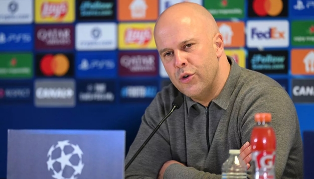 Arne Slot thừa nhận chấn thương của Chiesa.