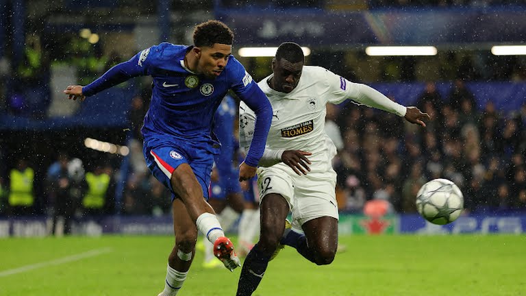 Anh vừa phòng ngự vừa đóng góp tấn công.