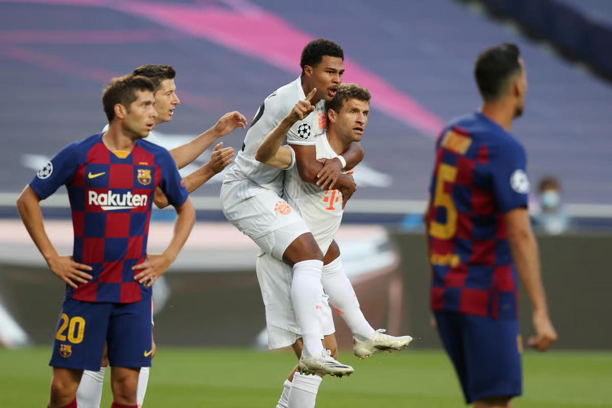 Ch&iacute;n mươi ph&uacute;t thay đổi lịch sử hai g&atilde; khổng lồ.