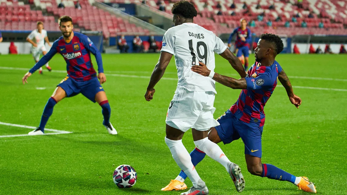 Davies v&agrave; h&igrave;nh ảnh ti&ecirc;u biểu của trận đấu.