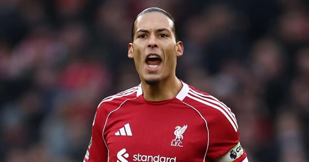 Van Dijk kh&ocirc;ng cần những h&agrave;nh động quyết liệt để bảo vệ khung th&agrave;nh.