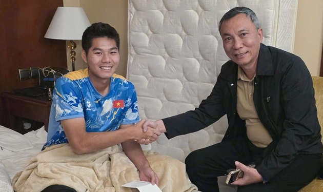 Ông Trần Quốc Tuấn đến thăm Hiểu Minh.