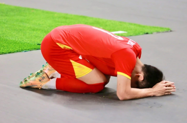 Đ&igrave;nh Bắc quỳ gối xin lỗi người h&acirc;m mộ sau trận thua U23 Trung Quốc. Ảnh: Facebook nh&acirc;n vật