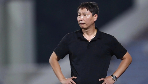 HLV Kim Sang-sik đối mặt với b&agrave;i to&aacute;n kh&oacute;.